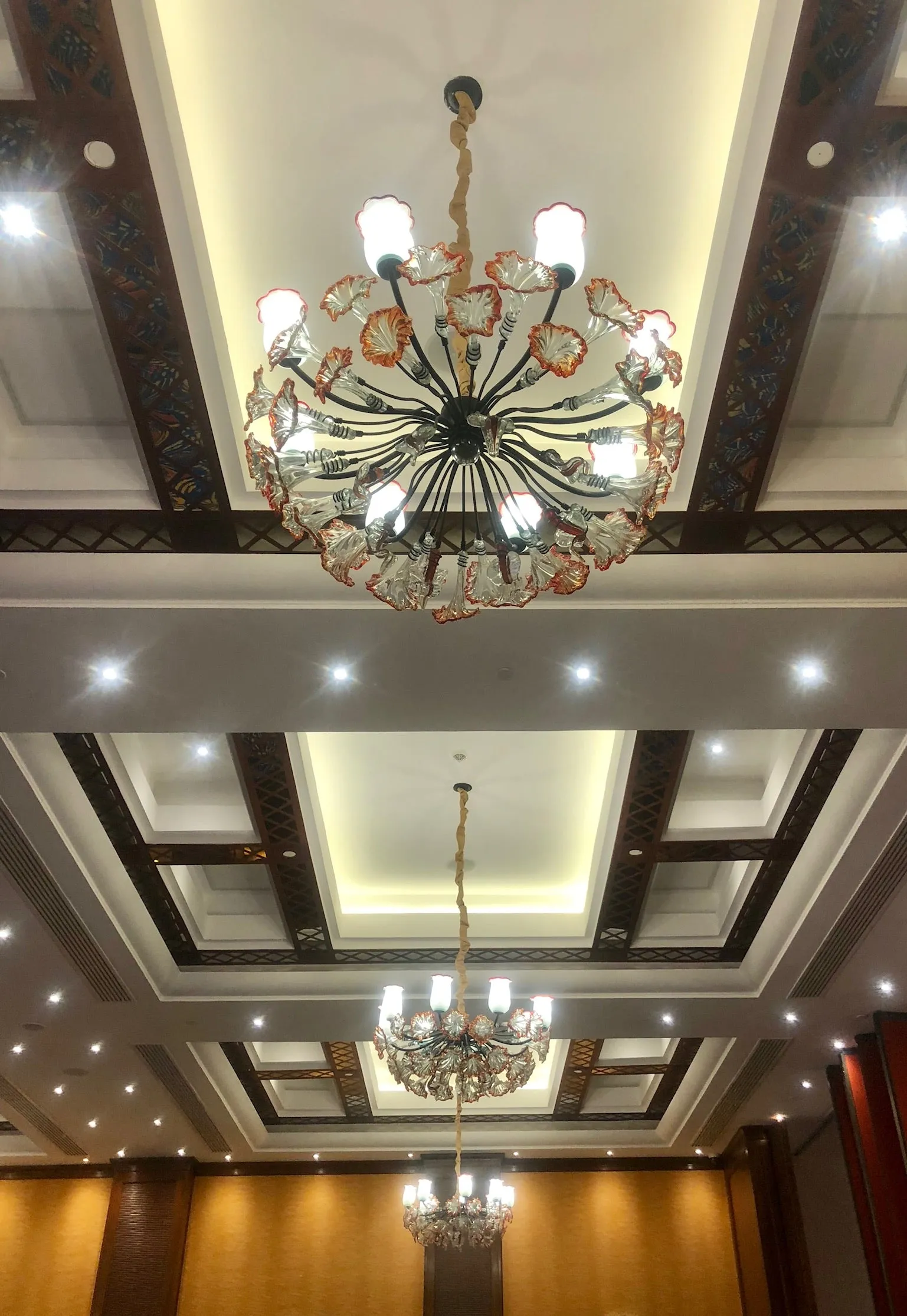 Chandelier 'Kitengela Classic' 1.2m dia, 8 light cups, red rim flowers